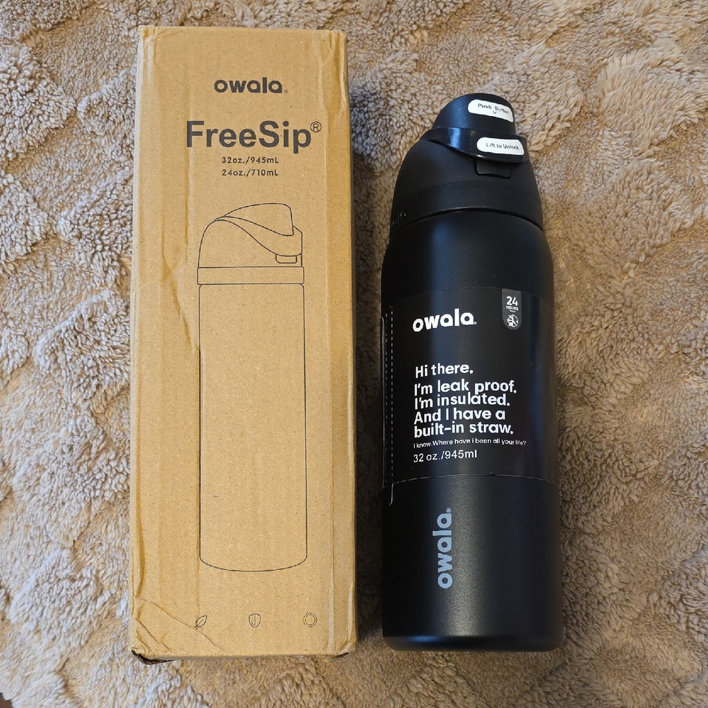 FreeSip 32oz Insulated Black Water Bottle with Built-in Straw